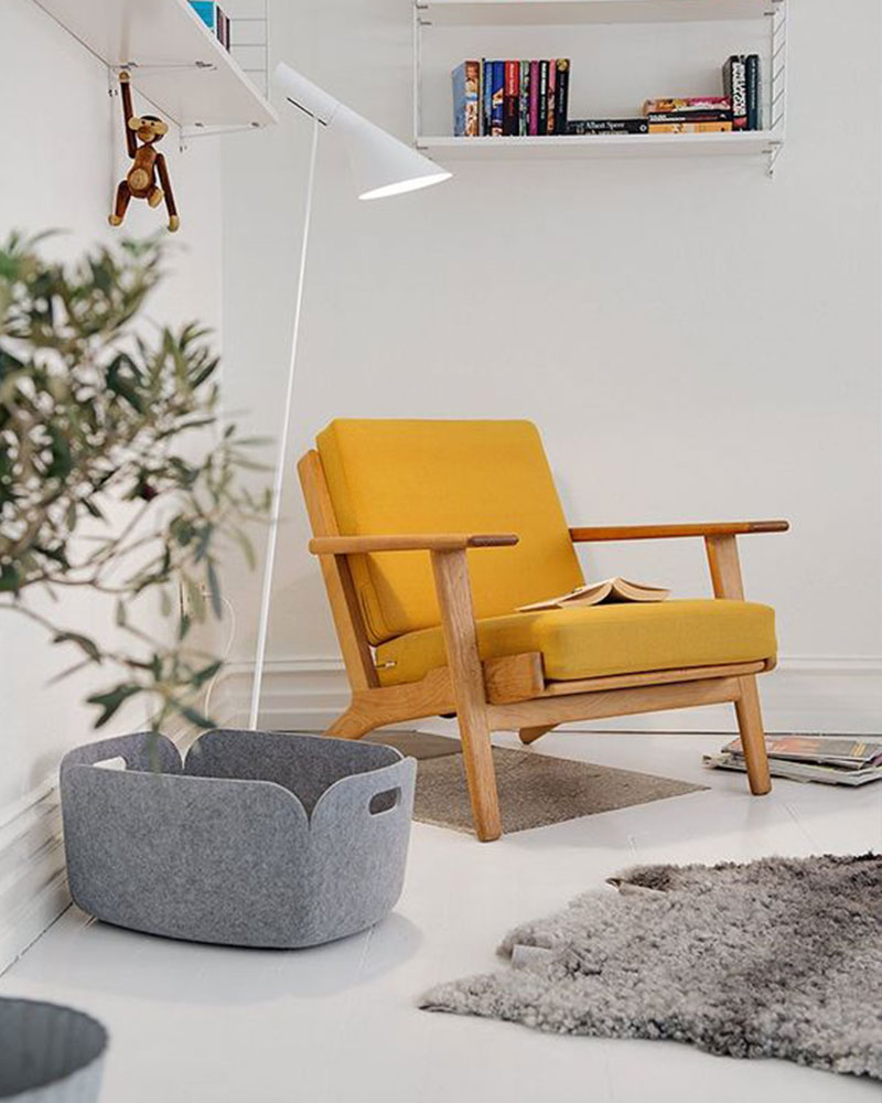 fauteuil jaune en bois dans salon chic